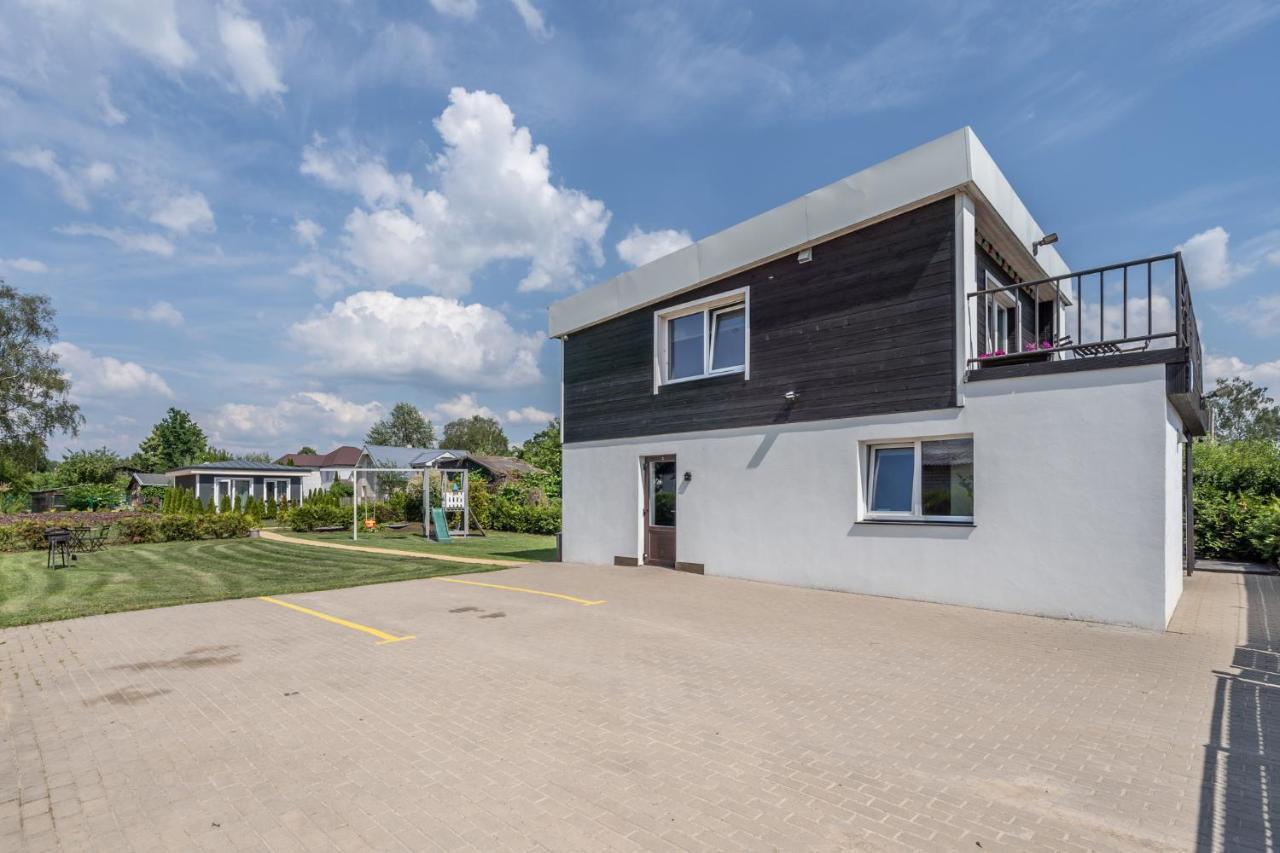 Family Garden Apartments With Free Private Parking & Playground Рига Экстерьер фото