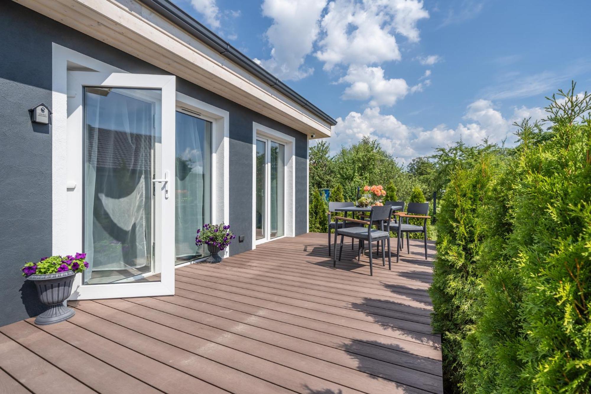 Family Garden Apartments With Free Private Parking & Playground Рига Экстерьер фото