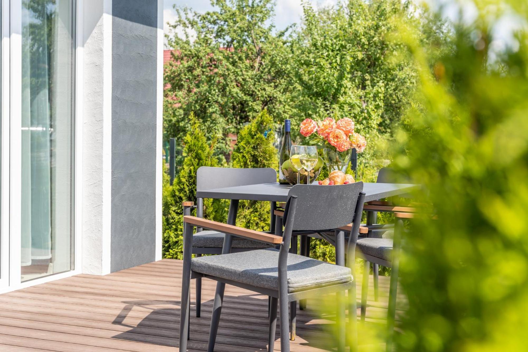 Family Garden Apartments With Free Private Parking & Playground Рига Экстерьер фото