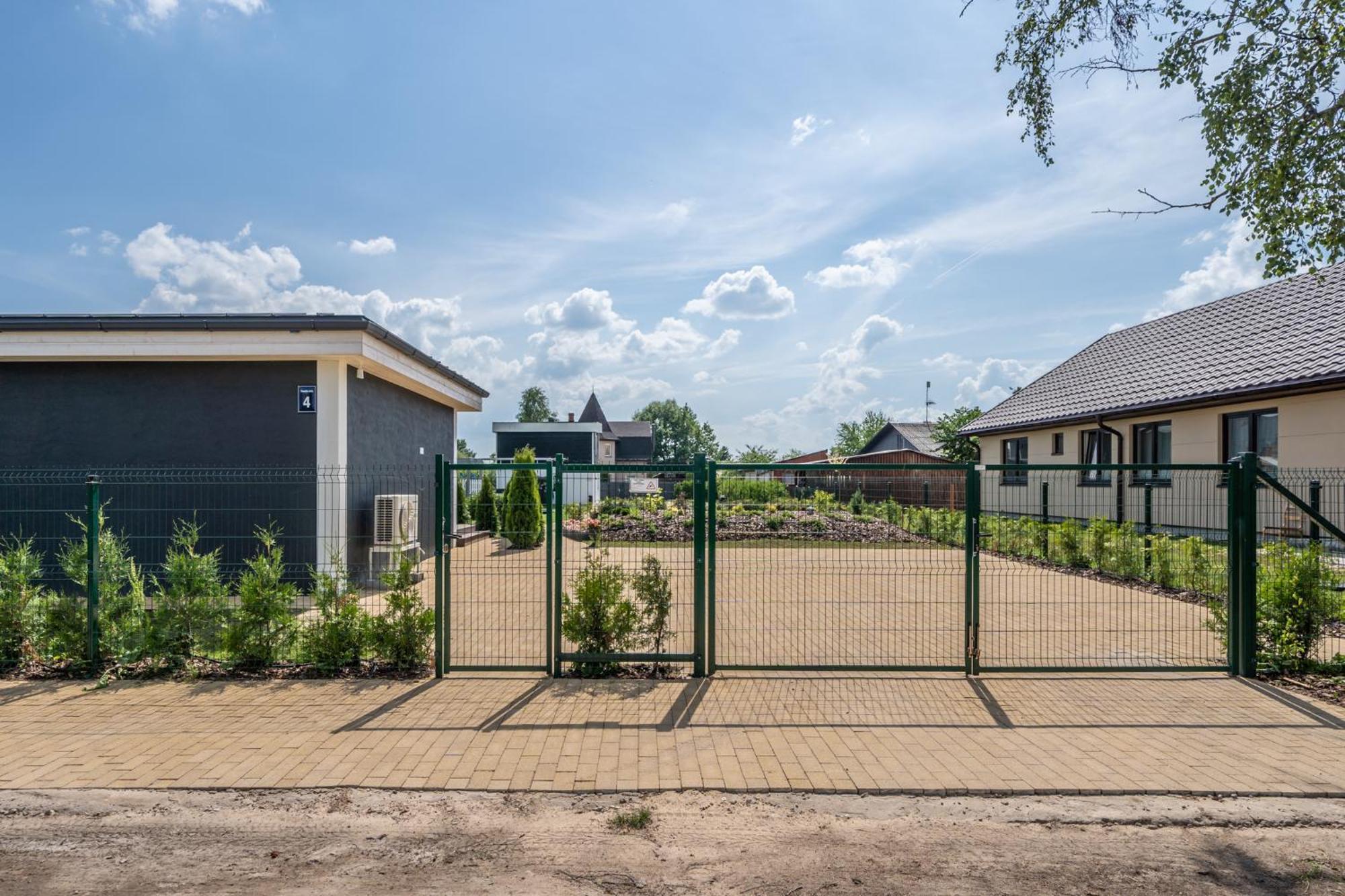 Family Garden Apartments With Free Private Parking & Playground Рига Экстерьер фото